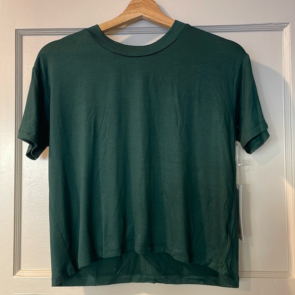 Slinky Newport crop top - Picture 2 of 3